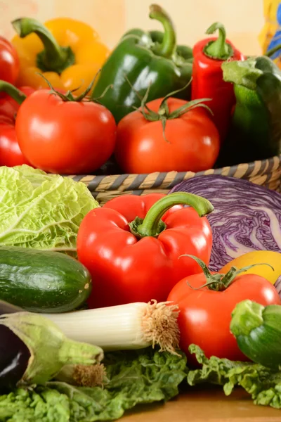 Råa grönsaker på köksbordet — Stockfoto