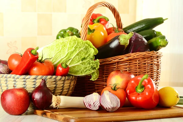 Syrové zeleniny na kuchyňském stole — Stock fotografie