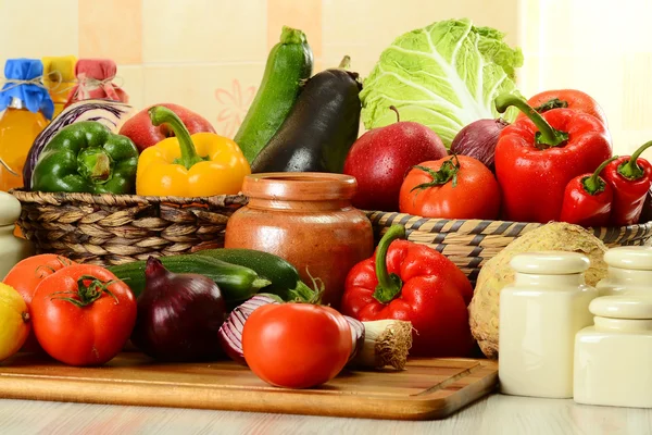 Сирі овочі на кухонному столі — стокове фото