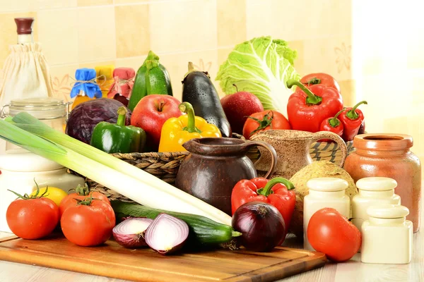 Syrové zeleniny na kuchyňském stole — Stock fotografie