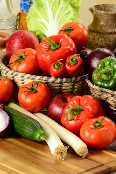 Légumes crus sur la table de cuisine — Photo