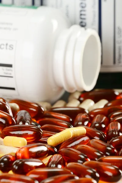 Samenstelling met voedingssupplement capsules en containers — Stockfoto