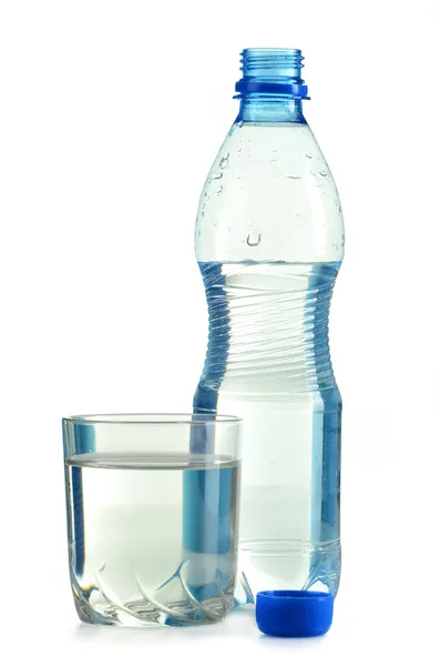 瓶和玻璃水隔绝在白色的 — 图库照片