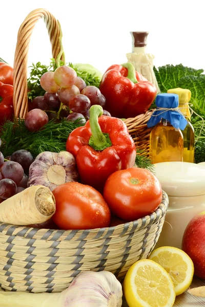 Samenstelling met rauwe groenten en keuken gerechten — Stockfoto
