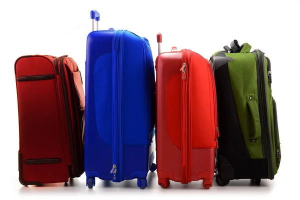 Багаж, состоящий из больших чемоданов, изолированных на белый — стоковое фото
