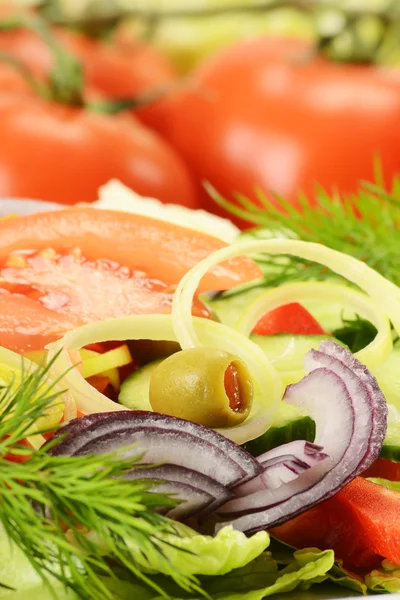Composición con ensalada de verduras con aceitunas — Foto de Stock