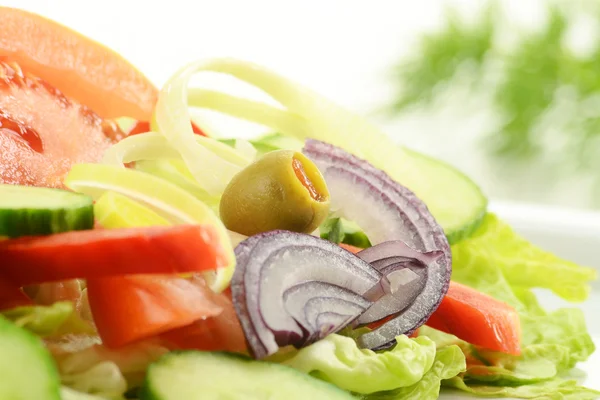 Composizione con insalata di verdure con olive — Foto Stock