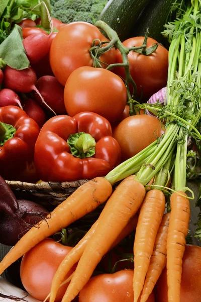 Komposition mit rohem Gemüse und Weidenkorb — Stockfoto