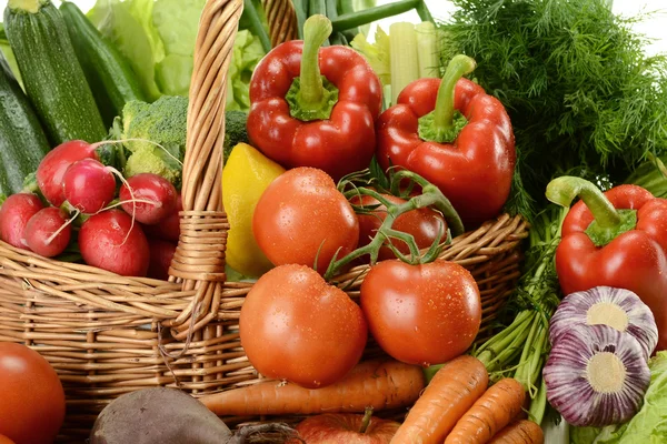 Skład z surowych warzyw i wikliny kosz — Zdjęcie stockowe