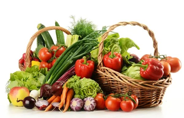 Skład z surowych warzyw i wikliny kosz — Zdjęcie stockowe