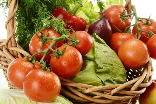 Samenstelling met rauwe groenten en rieten mandje — Stockfoto