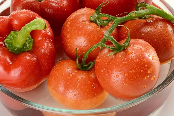 Composição com tomates em prato de cozinha — Fotografia de Stock