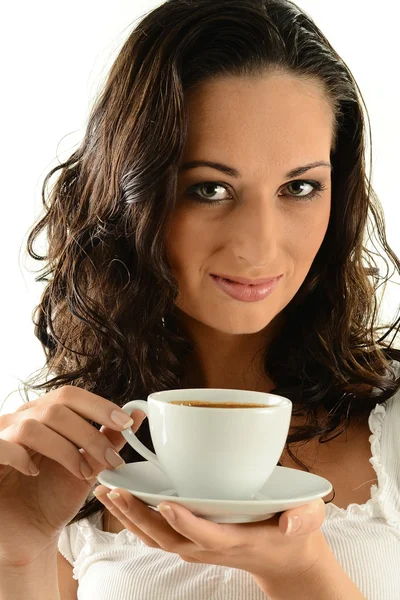 Porträt einer jungen Frau mit einer Tasse Kaffee auf Weiß — Stockfoto