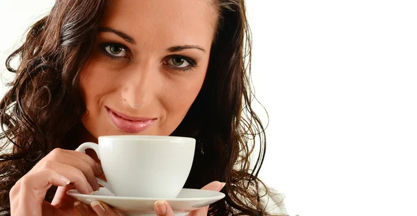 Ritratto di giovane donna con tazza di caffè su bianco — Foto Stock