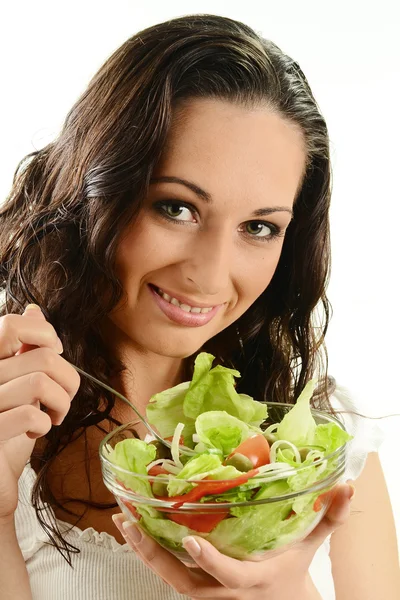 Молодая женщина с овощным салатом — стоковое фото