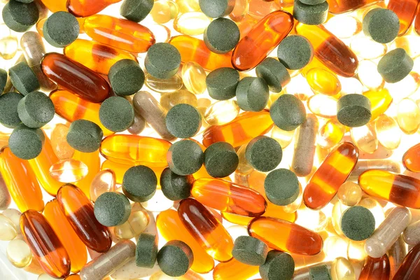 Samenstelling met voedingssupplementen capsules en tabletten — Stockfoto