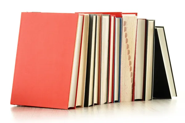 Sammansättning med bunt böcker isolerade på vitt — Stockfoto