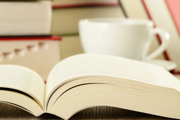 Composizione con libri e tazza di caffè sul tavolo — Foto Stock