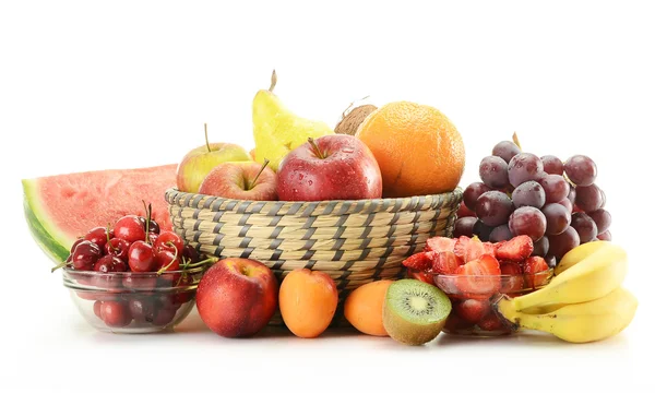 Состав с различными фруктами, выделенными на белом — стоковое фото
