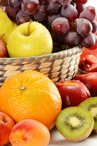 水果和柳条筐 — 图库照片