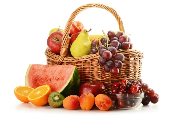 水果和柳条筐 — 图库照片