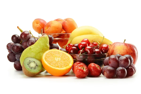 Composizione con varietà di frutti isolati su bianco — Foto Stock