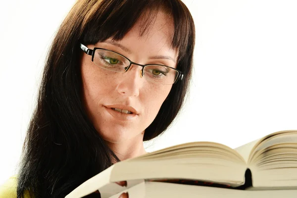 Genç kadın üzerinde beyaz izole kitap okuma — Stok fotoğraf