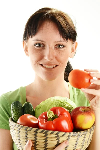 白い背景の上に野菜と若い女性保持皿 — ストック写真