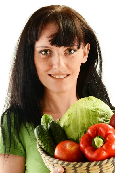 Junge Frau hält Gericht mit Gemüse auf weißem Hintergrund — Stockfoto