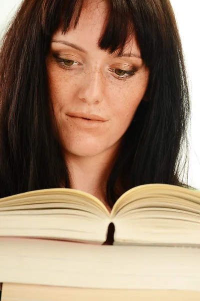 Молодая женщина читает книгу, изолированную на белом — стоковое фото
