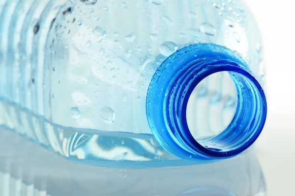 Полікарбонат пластикова пляшка мінеральної води — стокове фото