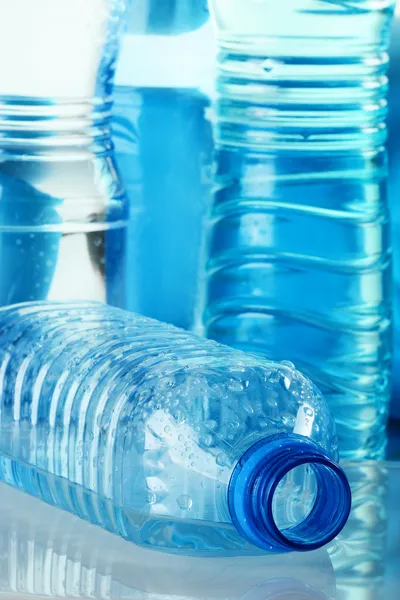 खनिज पानी की पॉली कार्बोनेट प्लास्टिक की बोतल — स्टॉक फ़ोटो, इमेज