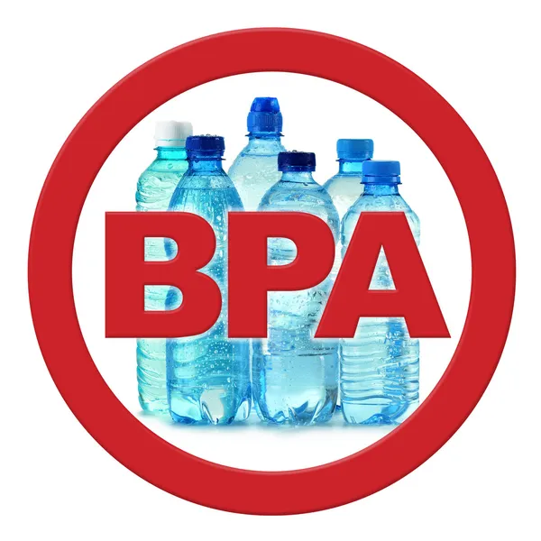 Sinal anti-bisfenol A (BPA) com garrafas de plástico de água mineral — Fotografia de Stock