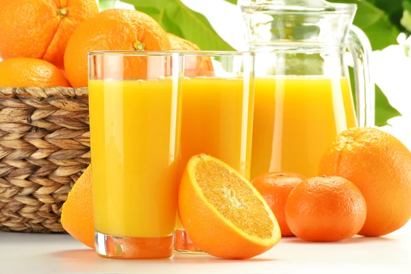 Kompozycja z dwie szklanki soku pomarańczowego i owoce — Zdjęcie stockowe