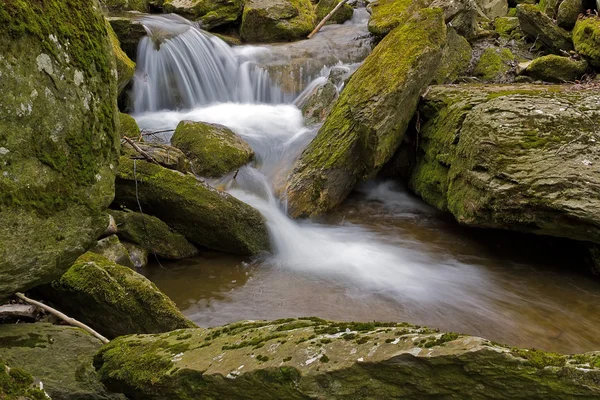 Cachoeira e Pedras efeito de seda — Fotografia de Stock