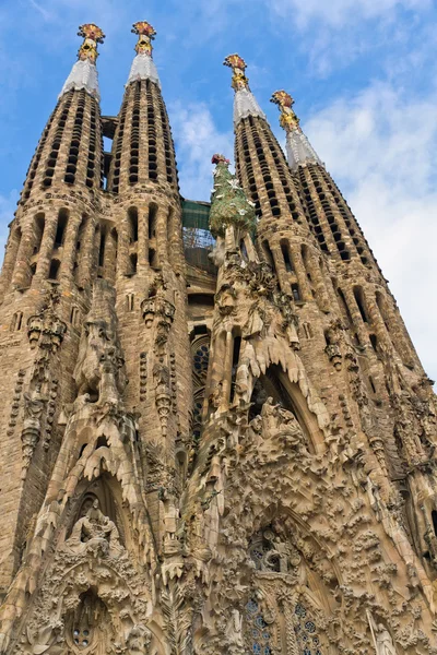 Homlokzat sagrada familia barcelona Spanyolország — Stock Fotó