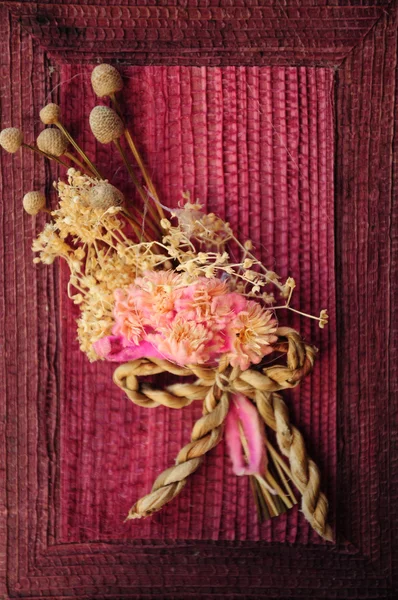 Fleur artisanale sur cadre rouge — Photo