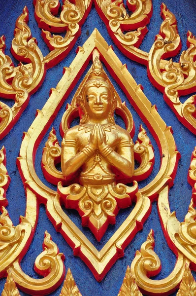 Thajská lorda socha na zdi — Stock fotografie