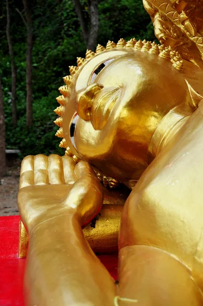 Buddismo addormentato tailandese statua del monaco — Foto Stock