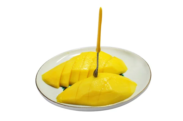 Изолировать нарезанный манго с вилкой на тарелке — стоковое фото