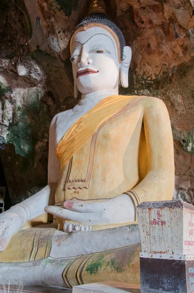 Stor smuk buddha i hulen tempel - Stock-foto