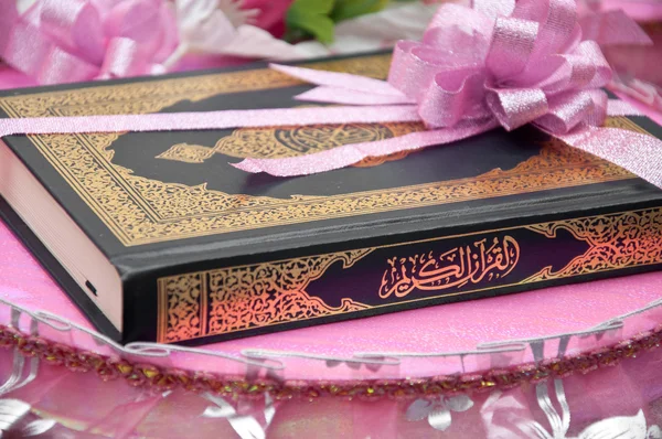 Книга Корану — стокове фото