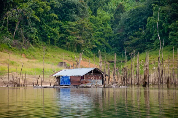 Huis in bos rivier — Stockfoto