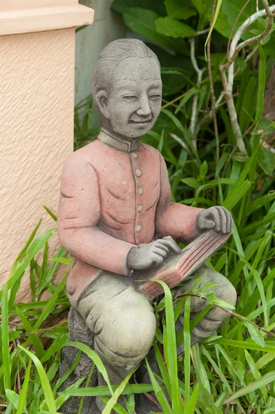 Yaşlı adam kitap heykel okuyun — Stok fotoğraf