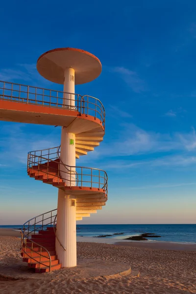 Escadas de caracol na praia — Fotografia de Stock