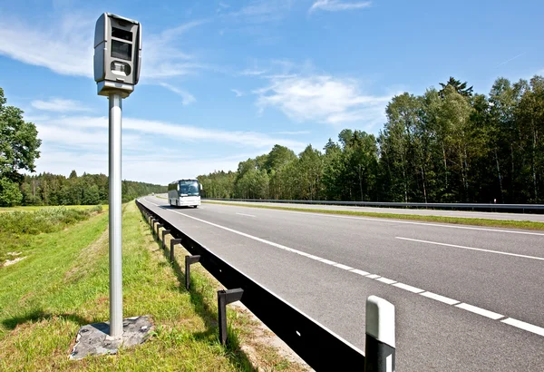 Câmera de velocidade de rodovia e radar — Fotografia de Stock