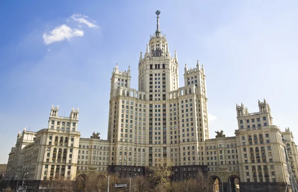 Πολυόροφο κτίριο από τη Μόσχα. Ρωσία — Φωτογραφία Αρχείου