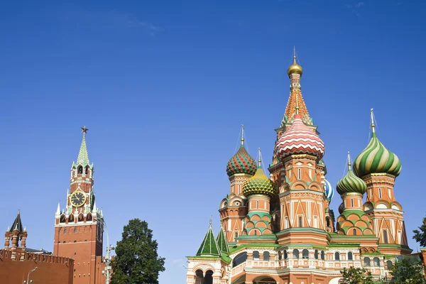 在莫斯科圣巴兹尔大教堂和斯帕斯卡亚塔 — 图库照片