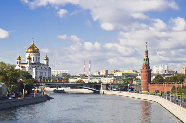 Le remblai de la rivière Moskva — Photo