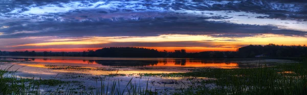A tó egy napfelkeltét panoráma — Stock Fotó